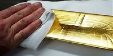 فرنسي حظه في رجليه..حديقة منزل تتحول إلى بنك سري مليء بالسبائك الذهبية