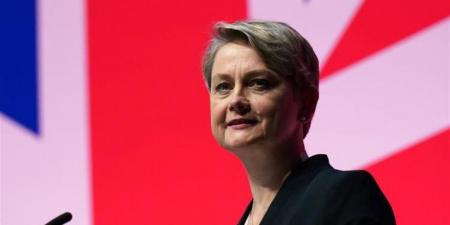 وزيرة الخارجية البريطانية: المجتمع الدولي تخلى عن السودان.. وتهدد بفرض عقوبات جديدة