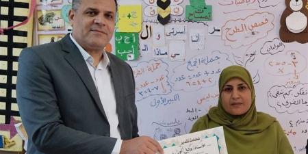 وكيل تعليم دمياط يكرم مدرسة بسبب مستوى طلابها.. فما القصة؟