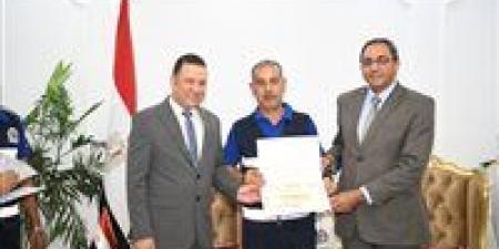 محافظ قنا يكرّم مسعفا وسائقا أعادا مبلغا ماليًا كبيرًا وهاتف «آيفون 16 برو ماكس» لصاحبهما