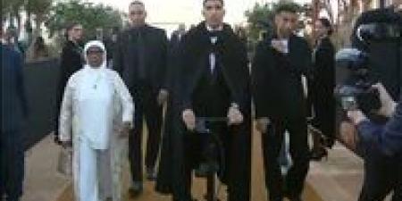 وصول حكيمي علي دراجة إلي مقر حفل توزيع جوائز الإتحاد الإفريقي 2025