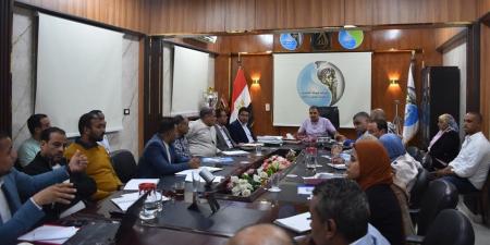 رئيس "مياه الأقصر" يلتقي اللجنة النقابية لبحث مطالب العاملين