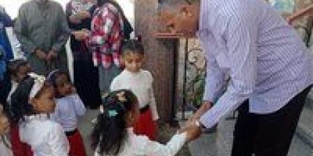 بالتزامن مع أعياد الطفولة.. رئيس مدينة القصير يستقبل عدد من الأطفال بالوحدة المحلية