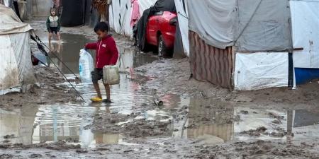 مأساة على الأبواب.. "الجارديان" تحذر من شتاء مدمر يهدد نازحي جنوب غزة