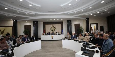 محافظ أسوان يوجه بالتيسير على المواطنين لإنهاء إجراءات التصالح فى مخالفات البناء