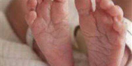 في غرفة الكشف.. البحث عن أم تركت رضيعها بالمستشفى وهربت