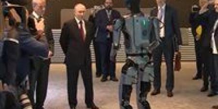 روبوتات الذكاء الاصطناعي الروسية: عرض راقص أمام بوتين ومفاجآت سقوط على المسرح
