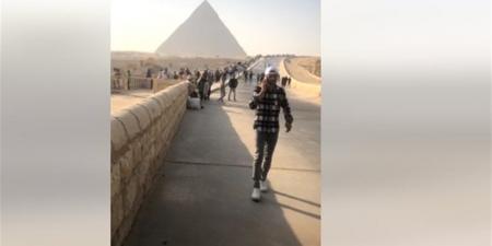 أجانب ومصريون.. إقبالٌ كبير على أبوالهول والأهرامات خلال الإجازة الأسبوعية (بث مباشر)