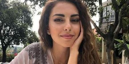 إطلالة هادئة وطبيعية من فاليري أبو شقرا (صورة)