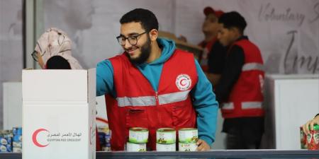 طلاب الجامعة الأمريكية يساهمون في تجهيز مساعدات إنسانية لغزة