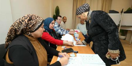 المستشارة أمل عمار تدلي بصوتها في المرحلة الثانية من انتخابات مجلس النواب 2025