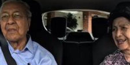 100 عام.. مهاتير محمد يخطف القلوب بمقطع مع زوجته