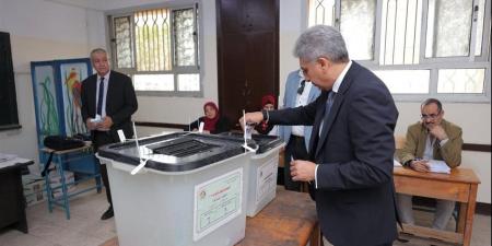 وزير السياحة والآثار يدعو العاملين للمشاركة الإيجابية ويدلي بصوته في انتخابات مجلس النواب