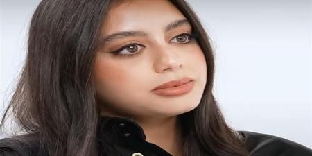 ياسمينا العبد تبكي على الهواء: نسبة نجاة والدي من الأورام 2%