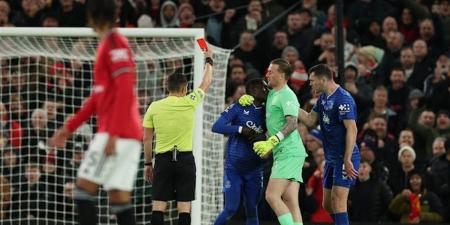 في واقعة نادرة.. لاعب إيفرتون يطرد بعد صفع زميله خلال لقاء اليونايتد