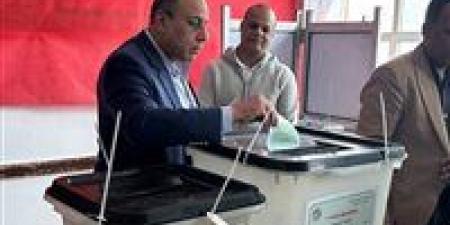 رئيس حزب حماة الوطن يدلي بصوته في انتخابات مجلس النواب 2025