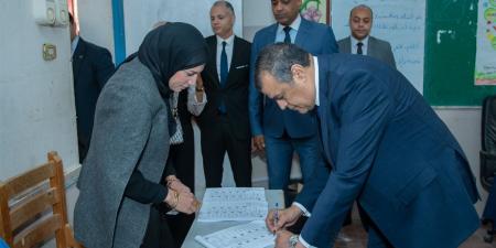 وزير الدولة للإنتاج الحربي يدلي بصوته في انتخابات مجلس النواب بالمقطم