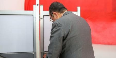 وزير قطاع الأعمال يدلي بصوته في انتخابات مجلس النواب بلجنته الانتخابية بمدرسة سيزا نبراوي