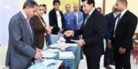 وزير الشباب والرياضة يدلي بصوته في انتخابات مجلس النواب بمدرسة طبري بالشروق