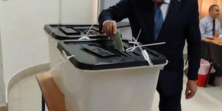 رئيس الهيئة العربية للتصنيع يُدلي بصوته في انتخابات مجلس النواب