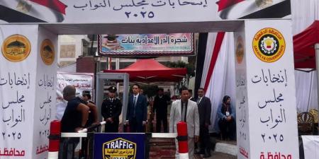 إقبال الناخبين على لجنة مدرسة شجرة الدر بالدقهلية للتصويت في انتخابات مجلس النواب