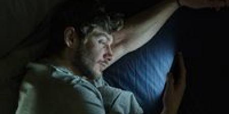 استخدام الهاتف ليلاً يرفع مؤشرات الانتحار ويعمّق اضطرابات النوم