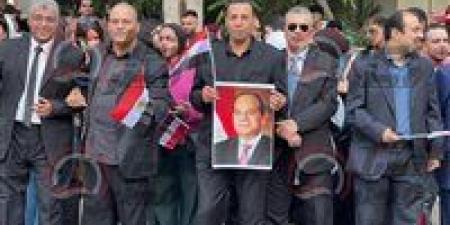 بالأعلام والصور.. المصريون في استقبال الرئيس السيسي قبل الادلاء بصوته في انتخابات النواب