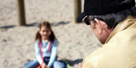 كيف تحمي طفلك من خطر المصابين بالبيدوفيليا