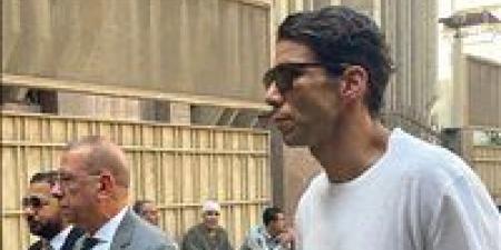 شقيقه وإكرامي حضرا لمساندته.. تشديدات أمنية بمحيط محكمة شبرا الخيمة خلال محاكمة رمضان صبحي بتهمة التزوير