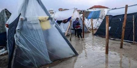 المنخفض الجوي يغرق خيام النازحين في غزة ويضاعف معاناتهم
