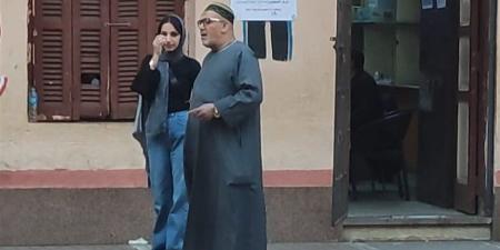 المتطوعون يساندون كبار السن وذوي الهمم للوصول إلى لجانهم الانتخابية في باب الشعرية «فيديو»