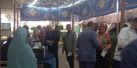 إكسترا نيوز تكشف تفاصيل قيام نجل مرشح بكسر صناديق الاقتراع بمركز الستاموني بالدقهلية