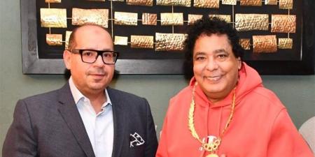 الكينج سفيرا للجنة الأولمبية.. ياسر إدريس يهدى محمد منير قلادة العظماء