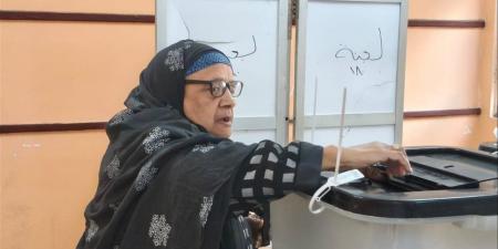 مُسنة تحرص على الإدلاء بصوتها في انتخابات النواب: "نازلة عشان بلدي"