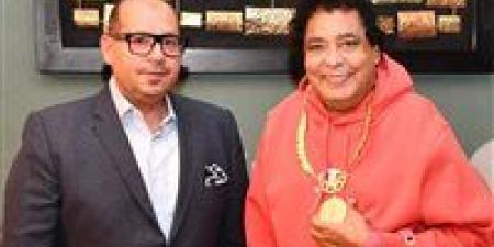 محمد منير يُتوج سفيراً للحركة الأولمبية المصرية ويستلم قلادة العظماء