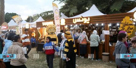 شاهد طريقة طحن السسمسم وعمل الطحينة الخام بمهرجان العسل المصرى (فيديو)