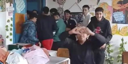 مديرة المدرسة بتحرضهم.. أول تعليق من "معلمة الإسكندرية" على سخرية الطلاب منها