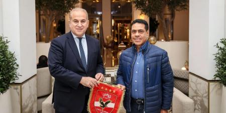 طارق قنديل يهدي درع وعلم الأهلي لسفير مصر بالمغرب