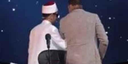 مصطفى حسني يرافق المتسابق محمد عبد الحليم في برنامج دولة التلاوة