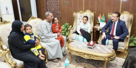 محافظ المنوفية يلتقي أسرة حسن "شهيد الشهامة"