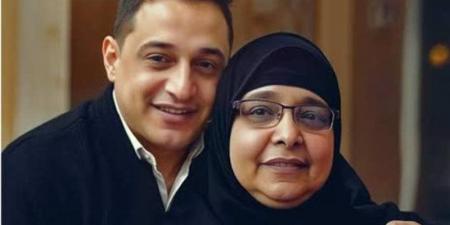 بعد نفي شائعات سابقة.. فنان يخسر والدته