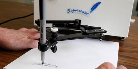 بعد إلغاء ترامب أوامر موقعة باستخدامه.. ما هو "القلم الآلي"؟