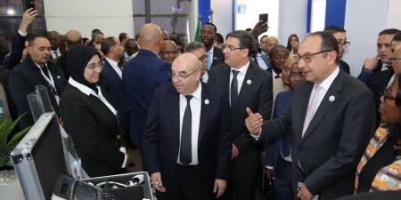 وزير قطاع الأعمال يشهد افتتاح معرض لإنتاج الأدوية بالجزائر