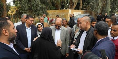 محافظ المنيا يتابع الحالة العامة بشوارع بني محمد سلطان