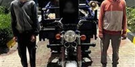 رفعوه على التروسيكل.. سقوط شخصين سرقا مبرد مياه من أمام مصنع ببني سويف