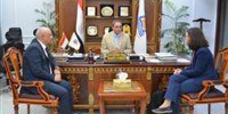 محافظ قنا يبحث دعم مشروعات مياه الشرب والصرف الصحي وبرنامج تحسين الخدمات