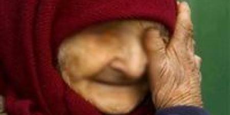 بعد 40 سنة جواز.. عجوز تطلب الخلع: عايز عيله تدلعه