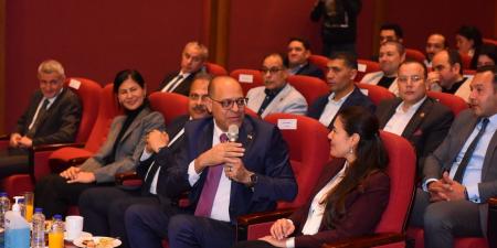 وزير العمل يفتتح محطتين للطاقة الشمسية داخل 'النساجون الشرقيون" بالعاشر من رمضان