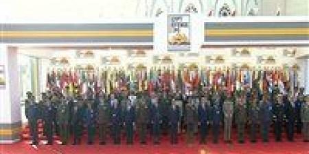 السيسي يتوسط صورة تذكارية مع المشاركين بالمعرض الدولي للصناعات الدفاعية "إيديكس 2025"