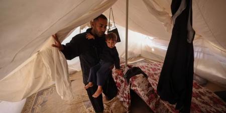 إلى ضمير العالم: الطقس القاسي يفاقم محنة النازحين في قطاع غزة.. ومياه الأمطار تُغرق الخيام